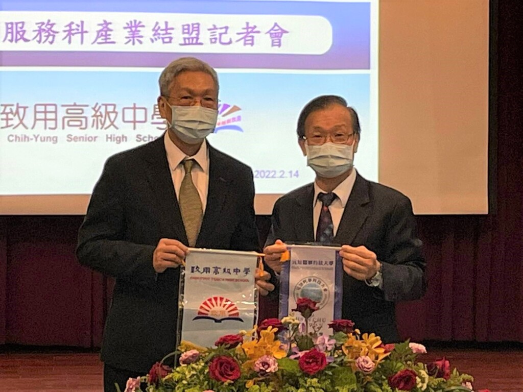 元培代理校長蔡世傑(左)與臺中致用高中校長陳添旺簽訂合作協議共同培育長照人才