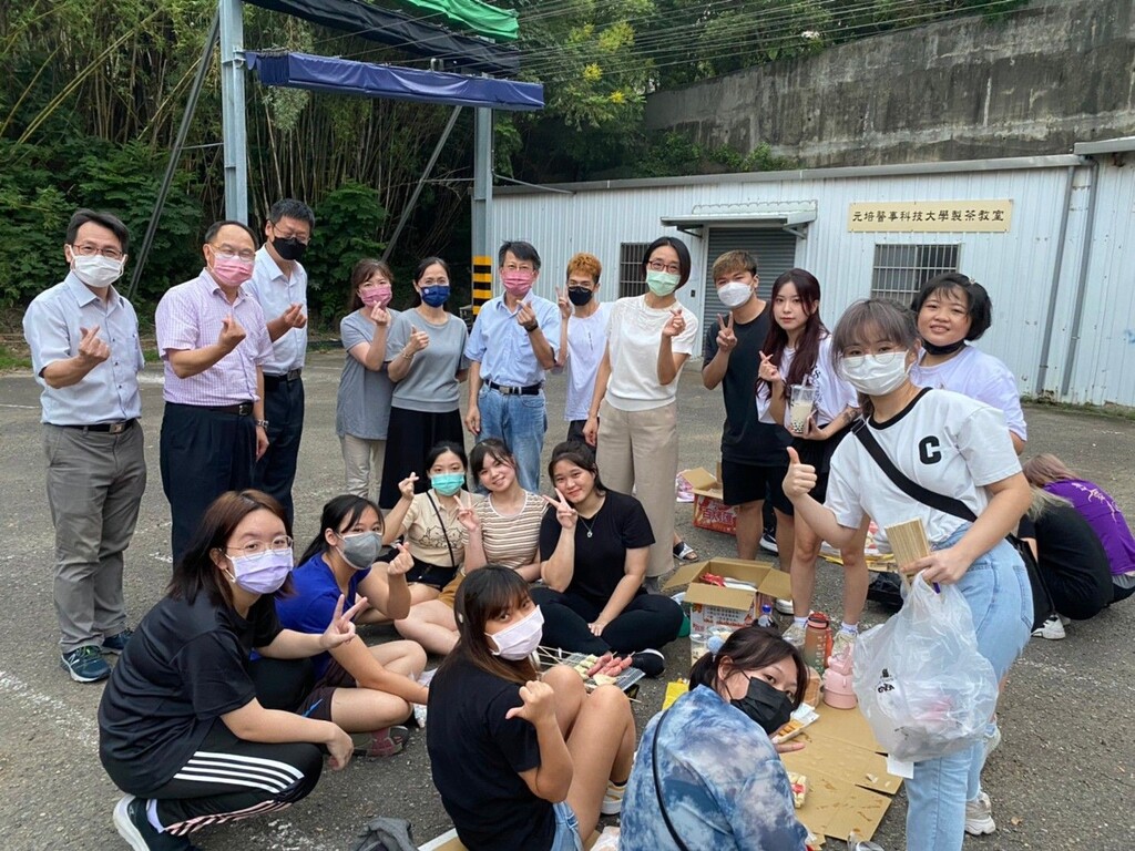 為讓境外學生體驗台灣中秋節烤肉氣氛,國際處舉辦烤肉賞月活動