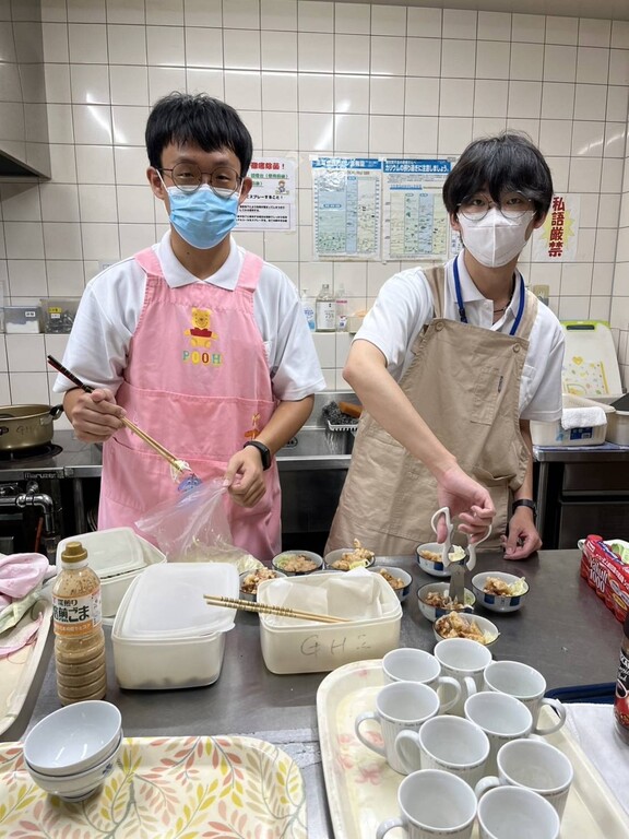 元培護理系學生學生李柏勳(左)、莊濰禕(右)與在日本實習為長者準備午餐