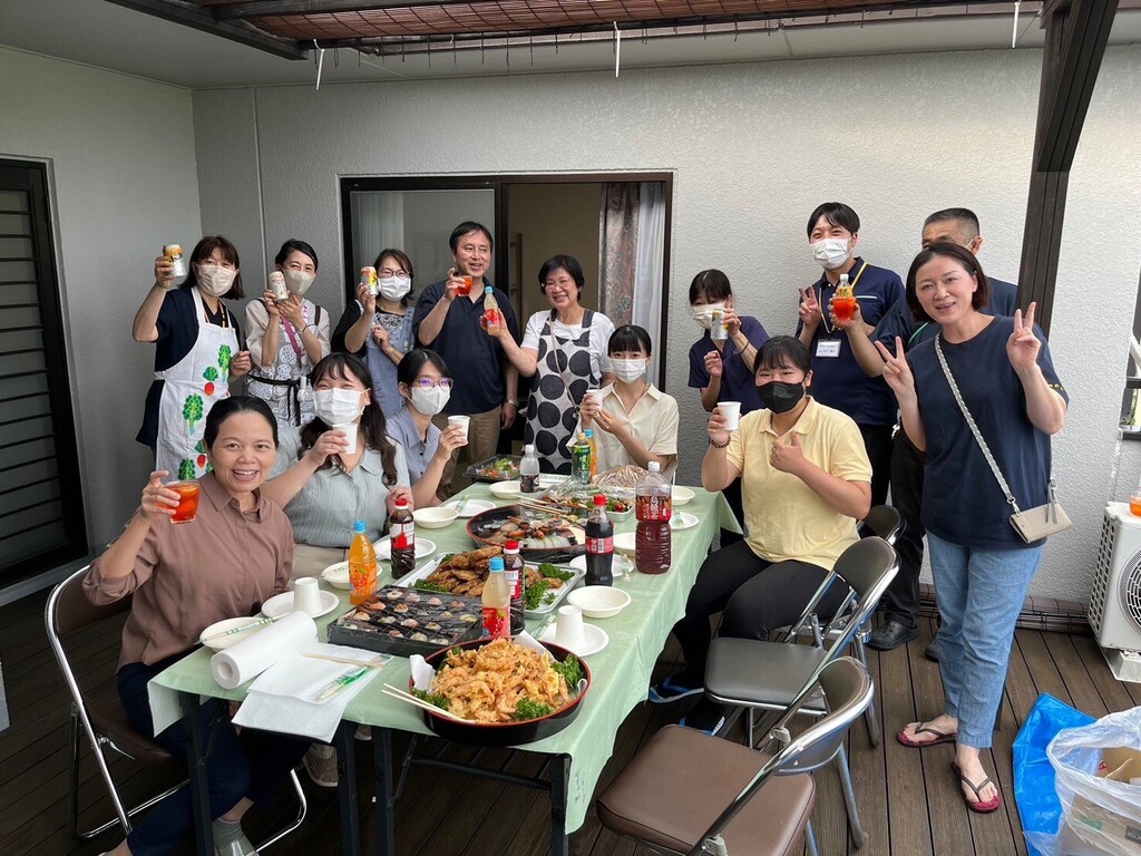 元培護理系老師-賴玉敏(前排左一)帶領第一梯學生戴歆瑀(前排左二)、張芯瑜(前排左三)、林盺恬(前排左四)、温筱晴(前排左五)赴熊本あやの里實習,受到機構熱情招待。