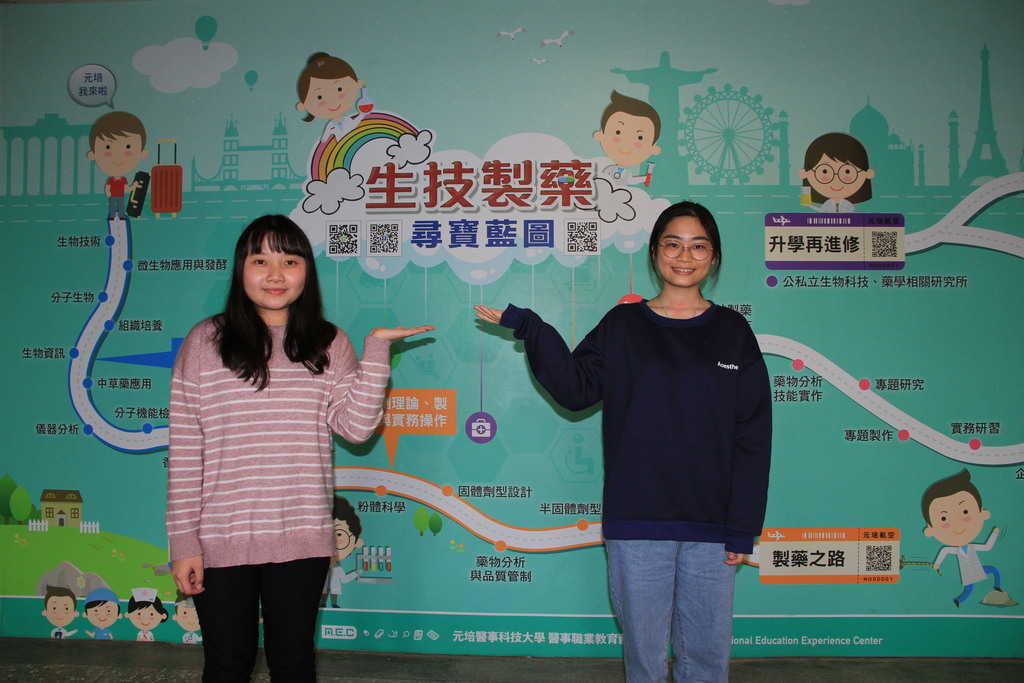 元培生技暨製藥系學生黃雅琳(左)與林容瑜(右)都考上研究所(正)