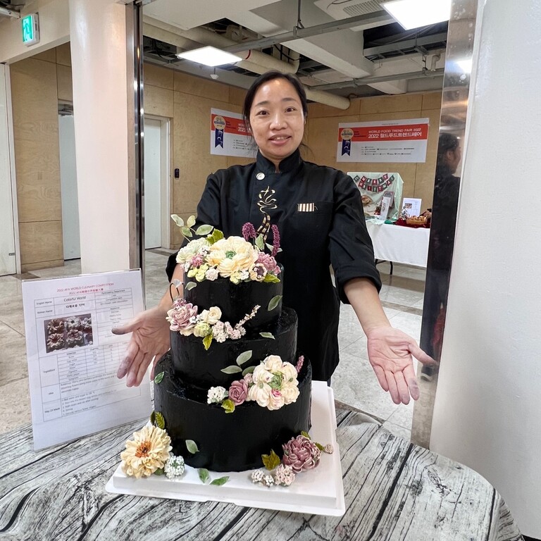元培餐管系劉婉真老師參加2022年AFA韓國世界廚藝大賽榮獲鮮花蛋糕裝飾金牌1