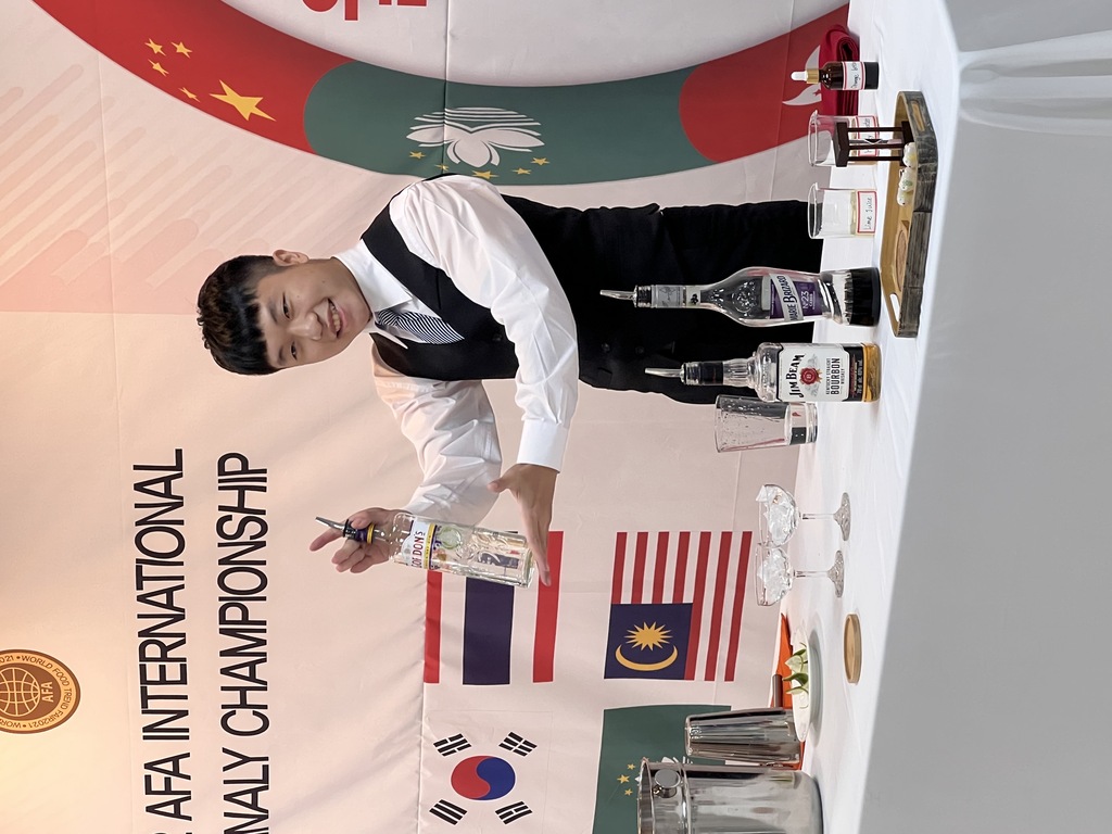 元培餐管系學生黃柏翔參加2022年AFA韓國世界廚藝大賽榮獲傳統調酒金牌