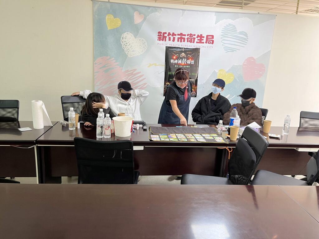 元培護理系宋佩芳老師(中)以牌卡帶領青少年展開另類戒菸課程