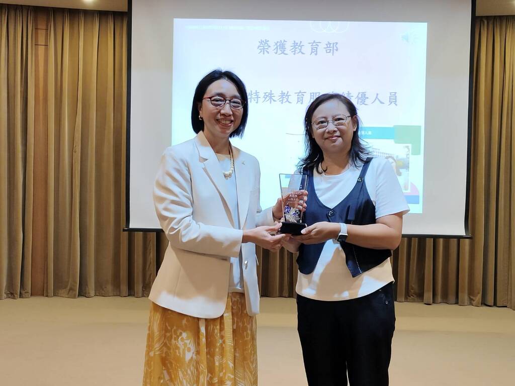 元培資源教室吳莉雅(右)輔導員榮獲教育部「115年度大專校院特殊教育服務績優人員」，黃曉令副校長在職員研習會上表揚圖片