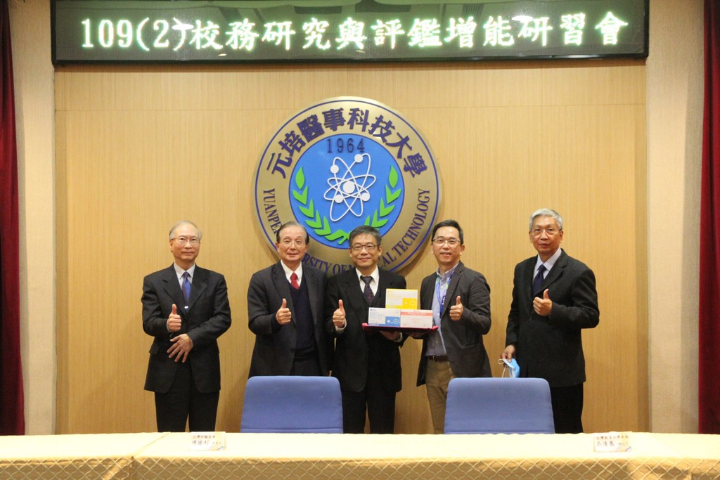 美德醫療集團林逸清(右二)代表捐贈口罩等防疫用品給元培,林志城校長代表受贈,前教育部長吳清基(左二)等人見證