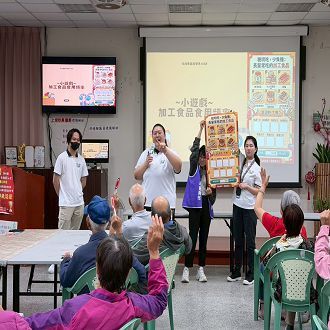 元培食科系學生設計食安知識問答遊戲與長者互動