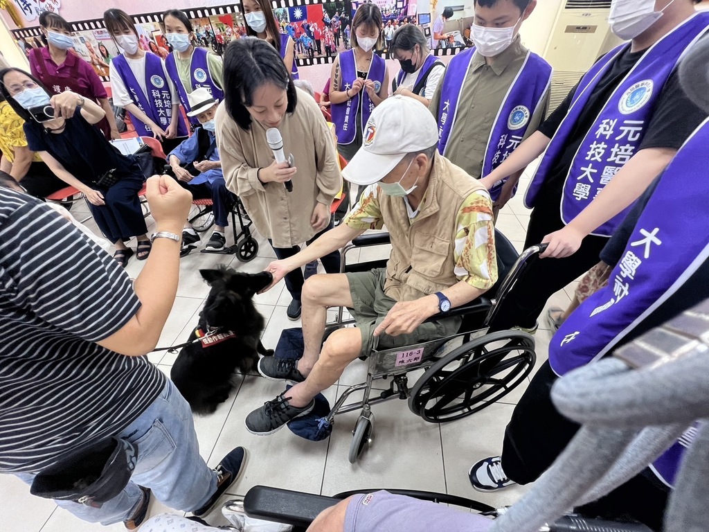 寵保系移地訓練 與心輔犬走入新竹榮家關懷長者