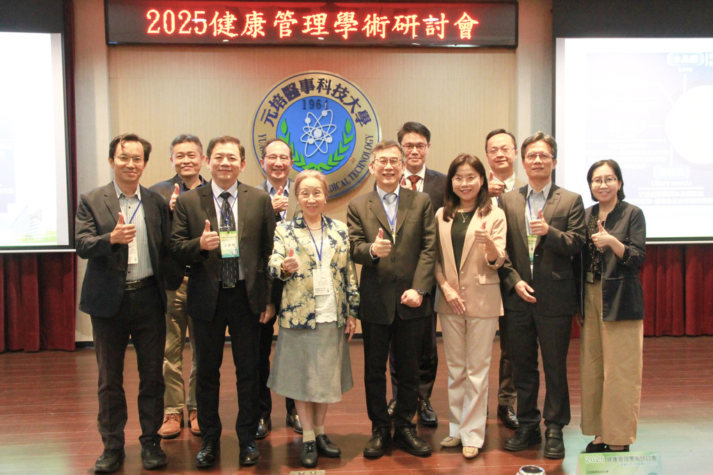 新北市立土城醫院賴旗俊院長(左六)，分享視力的健康管理：眼睛疾病的預防與治療，與元培師長合影圖片