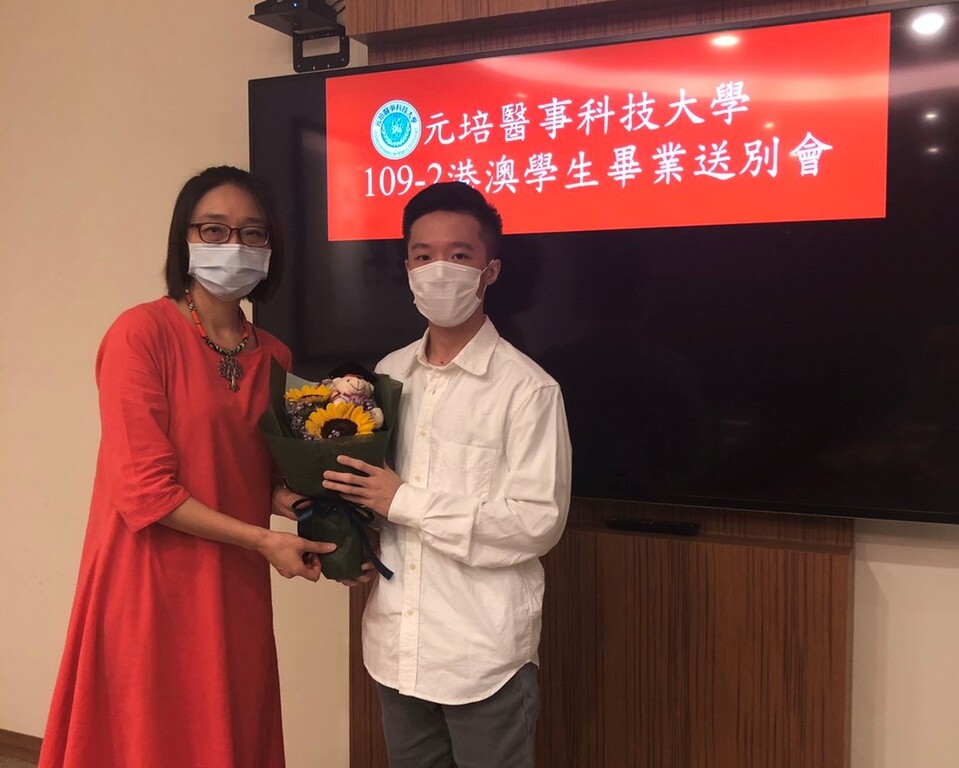 元培國際長黃曉令(左)致贈畢業禮物給醫放系鄺梓軒同學