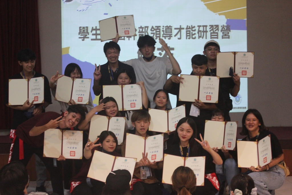 元培學生社團幹部訓練,由蔡國權組長頒發培訓證書給參與同學