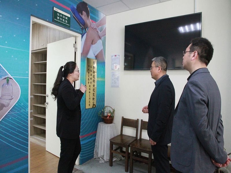 健管系李嘉宜主任(左)為貴賓介紹傳統整復推拿教室及證照考場圖片