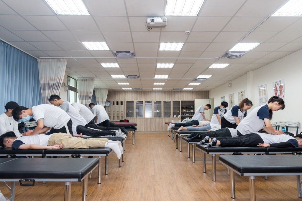 元培健管系徒手保健教室讓學生透過實務操練在畢業後就能開設個人工作室