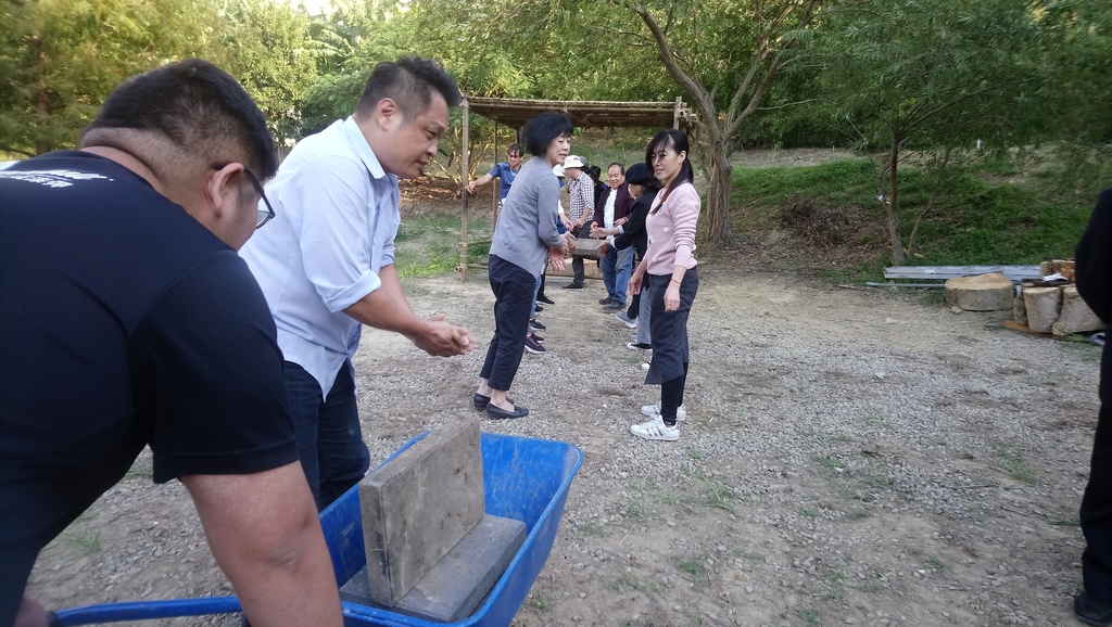 茶陶文創學程師生協力完成茶寮的鋪石建設工程