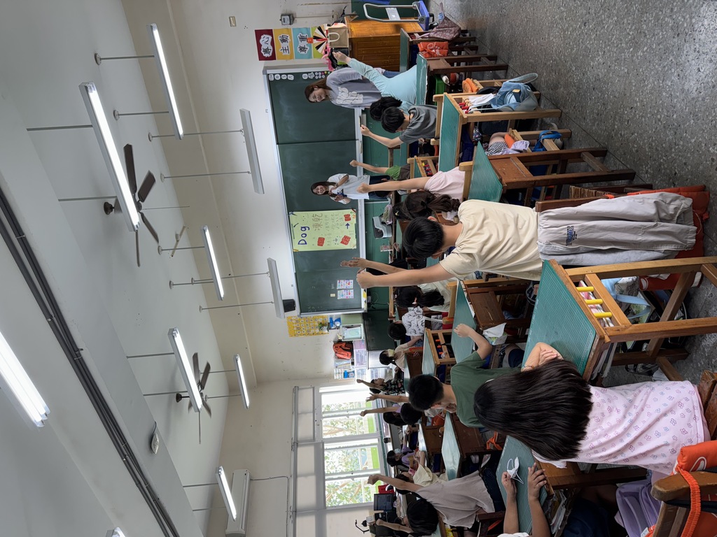 元培寵保系學生透過趣味問答方式,加深頂埔國小學生對於寵物食品安全及照護相關知識