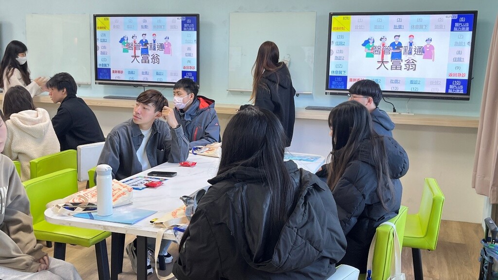 元培智慧醫管創新營隊學員透過醫管大富翁遊戲了解醫療制度圖片