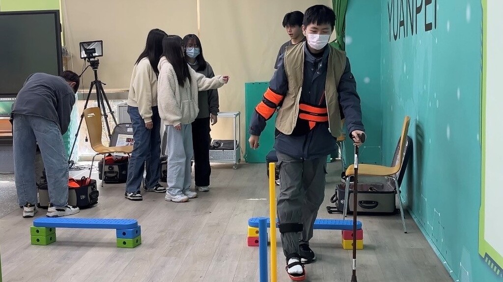 元培智慧醫管創新營隊學員透過穿戴裝置感受長者行動不便的日常圖片
