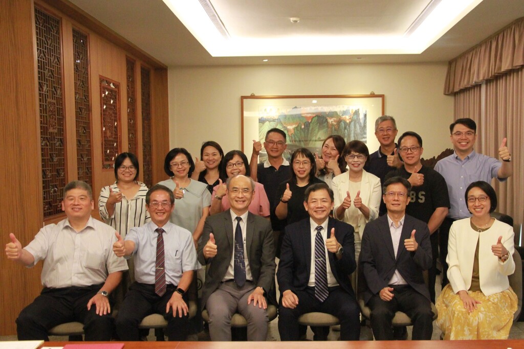 元培校長王綮慷（前排右三）、副校長彭金堂（前排右二）、黃曉令（前排右一）與天主教仁慈醫院院長劉益宏（前排左三）、副院長陳永華（前排左二）率雙方團隊合影，見證產學合作新里程。圖片