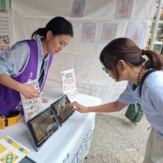 330民眾體驗元培高齡系「永續香山,青銀宜居」USR計畫設計之「掌中憶遊」,透過遊戲促進手眼協調與記憶訓練。