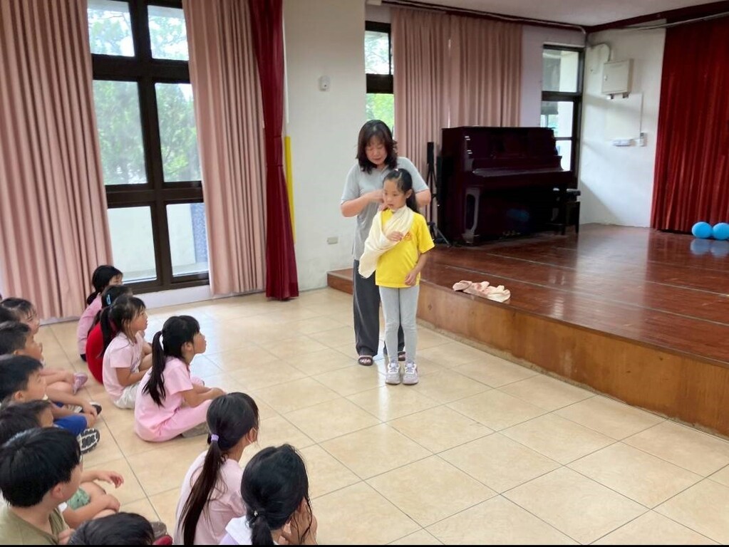 元培護理系趙櫻花老師教南隘國小學生三角巾包紮(手背受傷)圖片