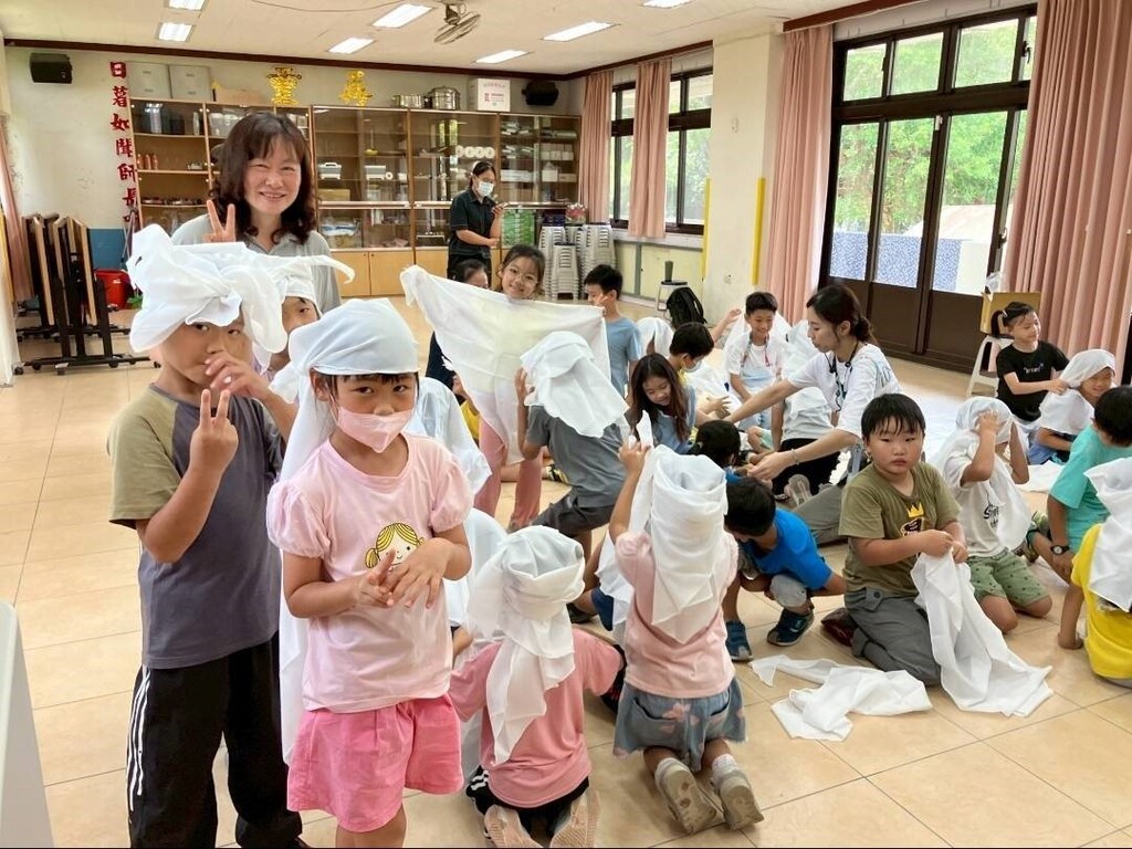 元培護理系趙櫻花老師教南隘國小學生三角巾包紮(頭部受傷)圖片