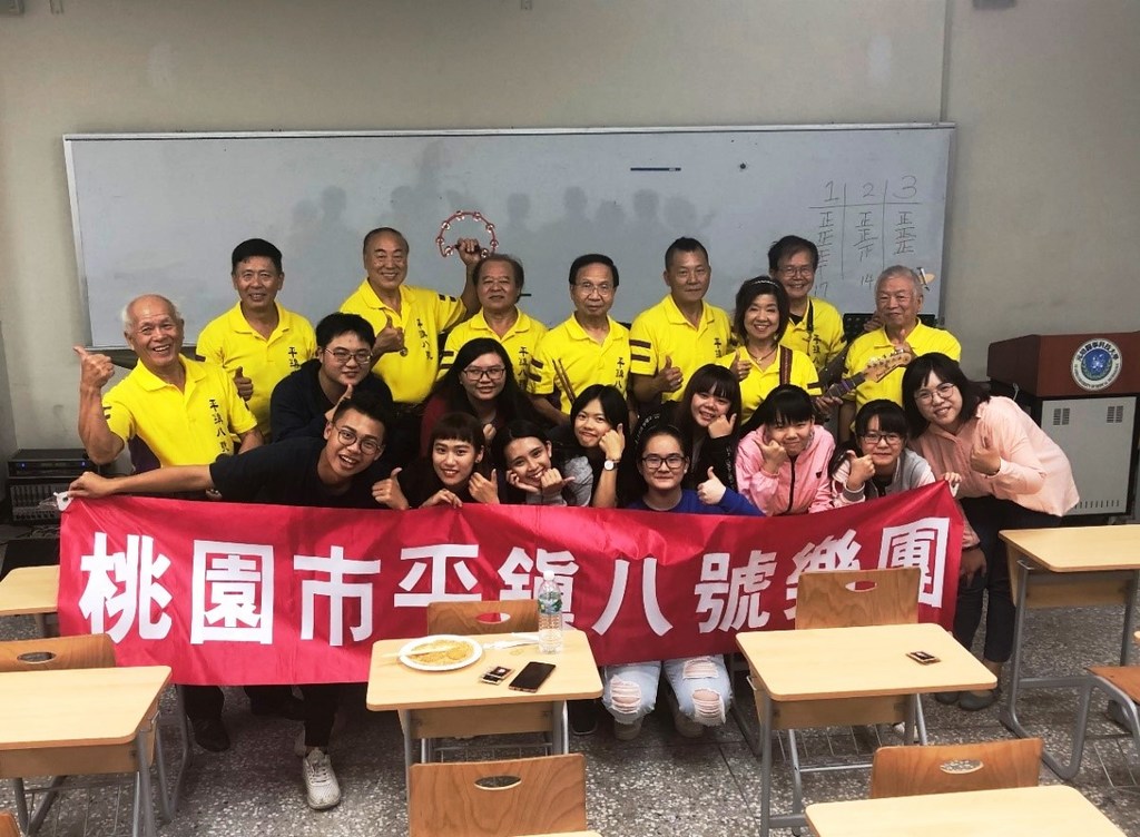 高齡學程與桃園市平鎮八號樂團開心拍攝大合照