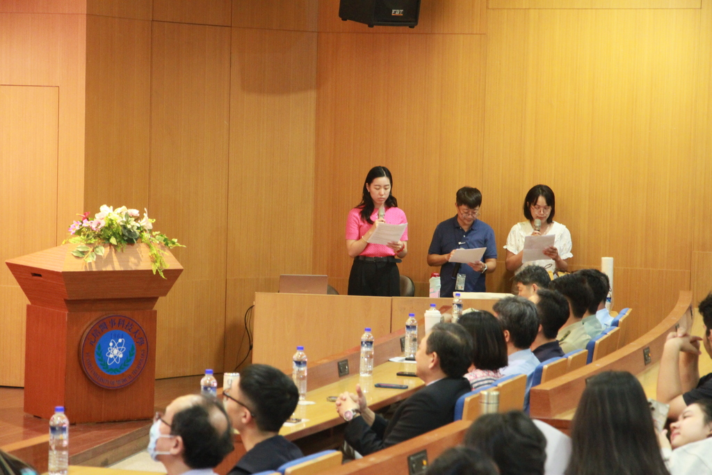 元培境外生開學典禮,中、英、越南文三語主持,協助外籍生更清楚瞭解典禮內容。圖片