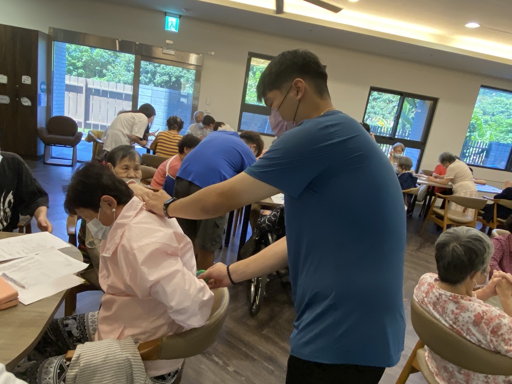 元培高齡學程學生為長輩進行體適能測量服務