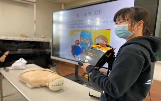 元培醫管系學生以生動活潑的上課方式,為小朋友宣導衛生保健的知識,宣導AED使用方法、CPR體驗