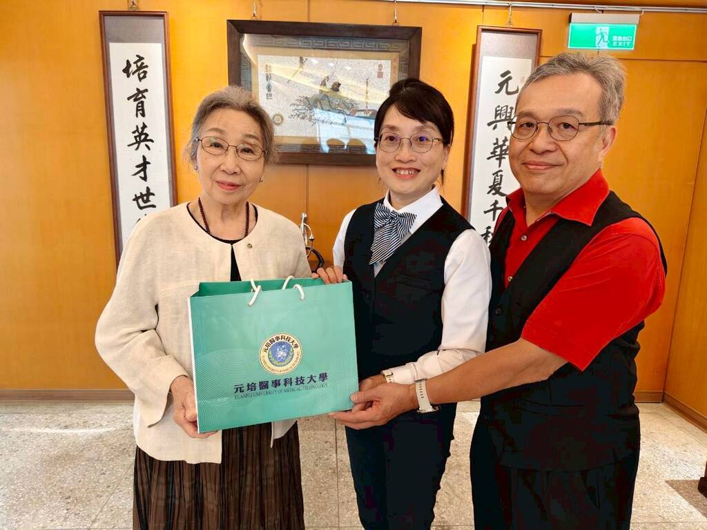 蔡雅賢董事長(左)回贈學校60週年專書等紀念品給劉惠安及簡淑賢校友圖片