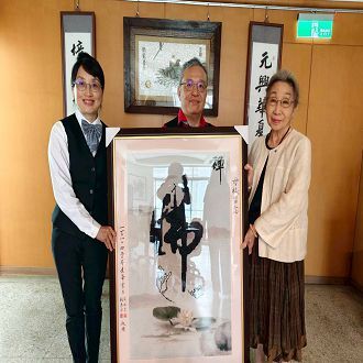 感念母校 元培香港籍夫妻檔畢業生贈點黏鑽石貼畫圖片