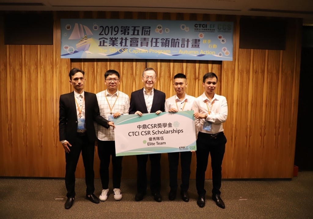 元培團隊獲得優秀隊伍的肯定,由簡又新大使(中)頒獎,成員有數創所的張耀文(左二)及行動系國際班黃玉善(左一)、丁文孝(右二)與阮德風(右一)。