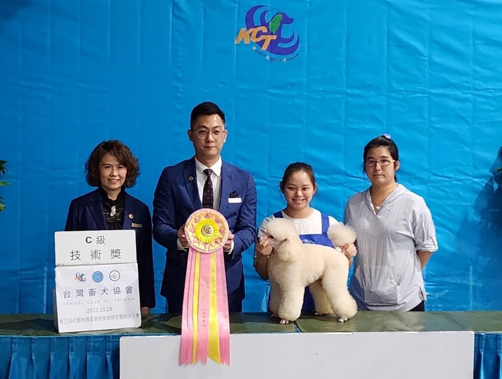 元培寵保系謝芷盈同學(右二)榮獲KCT第三屆校園技職盃寵物美容檢定暨競技大賽C級技術獎,與指導老師賴怡瑋(右一)及評審合影