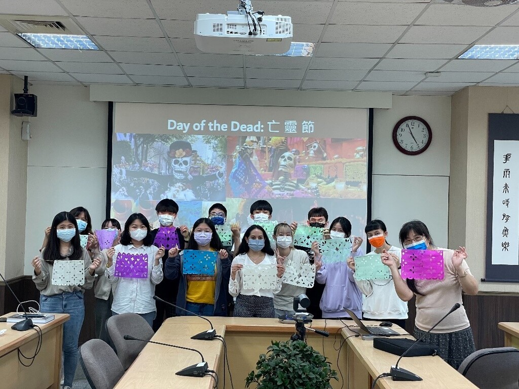 現場參與講座同學拿著作品與線上參與同學大合照
