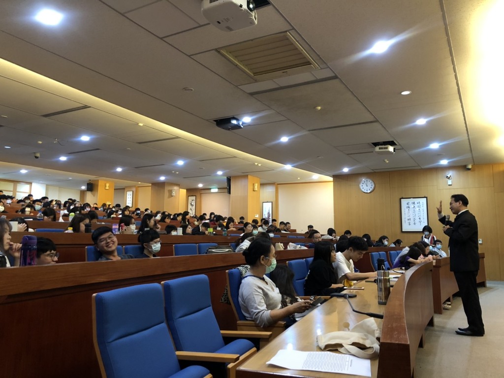 護理系262位學生齊聚一堂,聆聽胡國強老師的專題演講