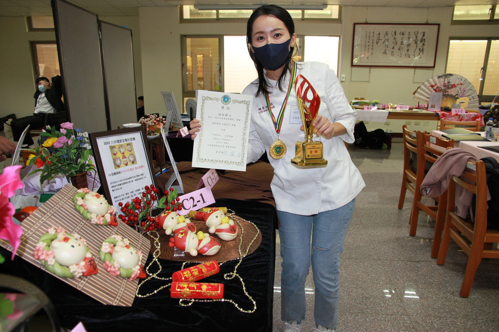 元培餐管系學生林宛君參加2022元培健康盃餐飲競賽獲造型饅頭展示金牌