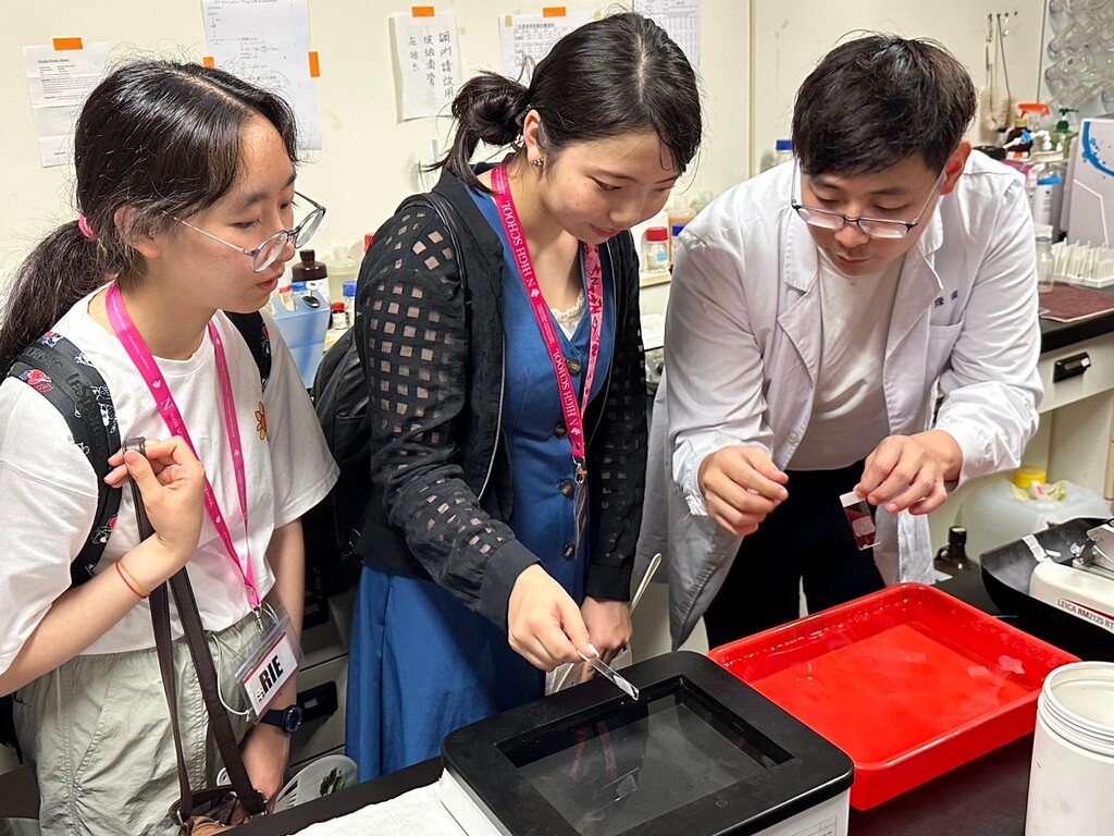 日本角川N、S高等學校學生在元培體驗醫技系病理片