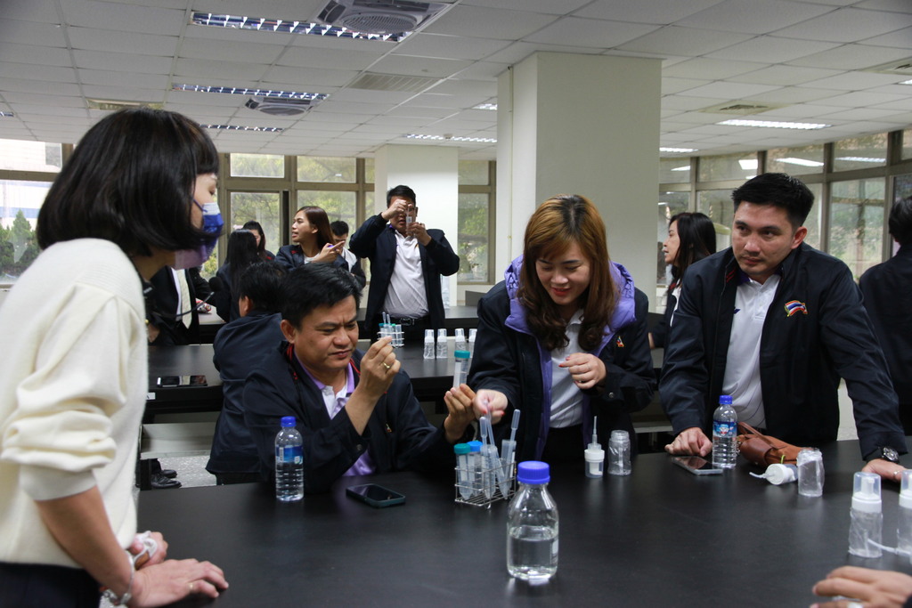 泰國帖詩琳學校參訪團師長在元培體驗生技製藥實作課程