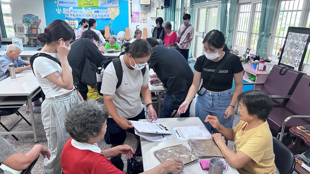 元培健管系學生為新竹海山社區長者進行健康睡眠篩檢服務圖片