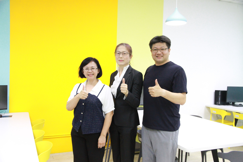 元培護理系簡同學（中）勇奪護理師國考榜首，與系主任陳佩英（左）、班導師余秉弘（右）合影分享喜悅。圖片