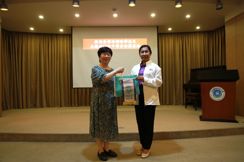 元培學務長林佩芬(左)代表致贈紀念品給泰國帖詩琳學校及北標府中學教師參訪團團長陶惠珍副校長