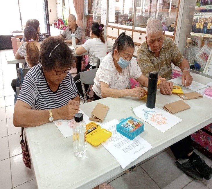 元培護理系師生前進香村里長照中心圖片