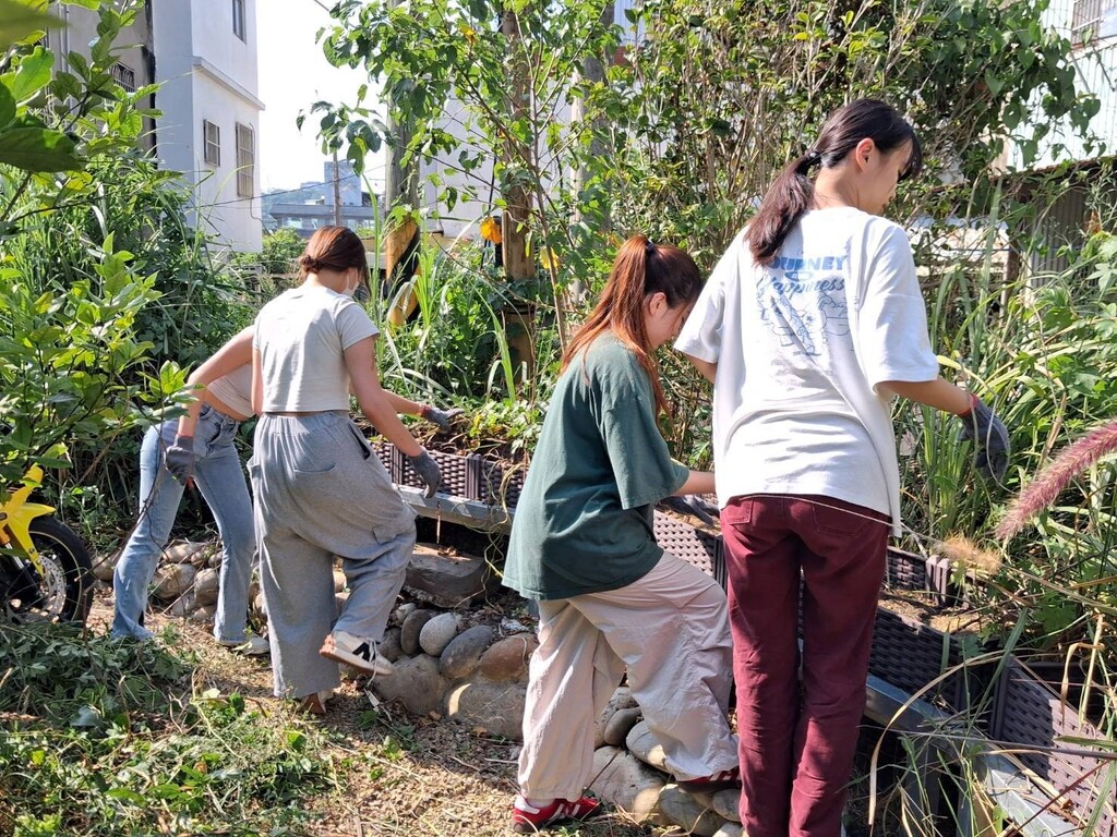 服務內容包含協助「森林教室」除草、澆水與種植蔬果，讓長輩們能在共餐活動中享用到新鮮健康的食材圖片
