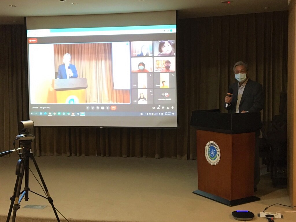 元培校長蔡世傑主持海青班寵物保健美容科開訓典禮,部分檢疫中學生線上參加