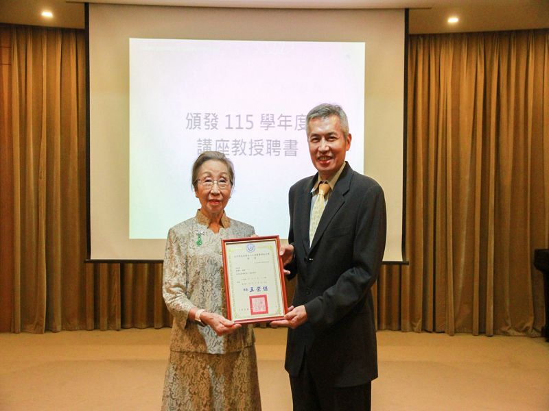 1元培新聘講座教授張睿詒教授(右)，由董事長蔡雅賢親自頒發聘書圖片