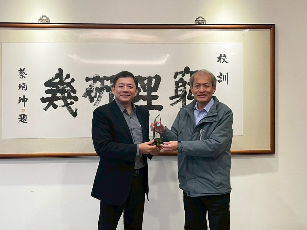元培王綮慷校長致贈獎牌，感謝郭宗德老師多年來對學校的付出圖片