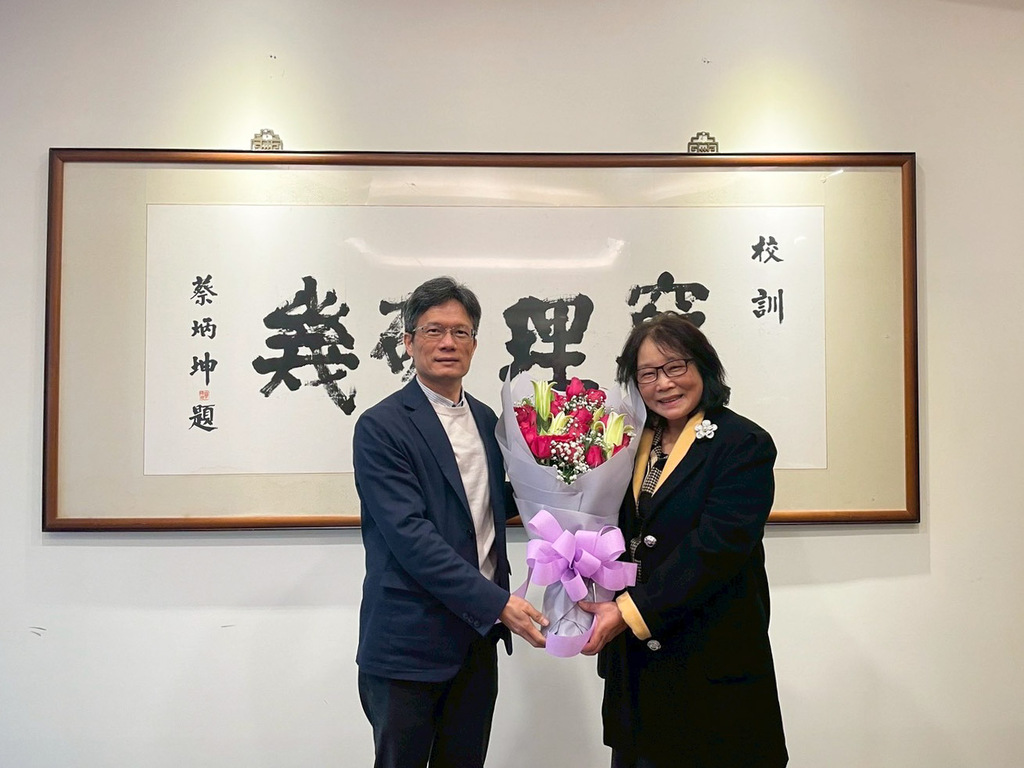 元培彭金堂副校長致贈花束，祝福陳媛孃老師退休生活充實愉快、身心康泰圖片