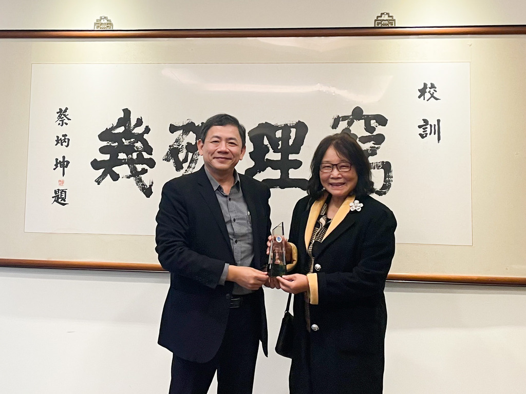 元培王綮慷校長致贈獎牌，感謝陳媛孃老師多年來對學校的付出圖片