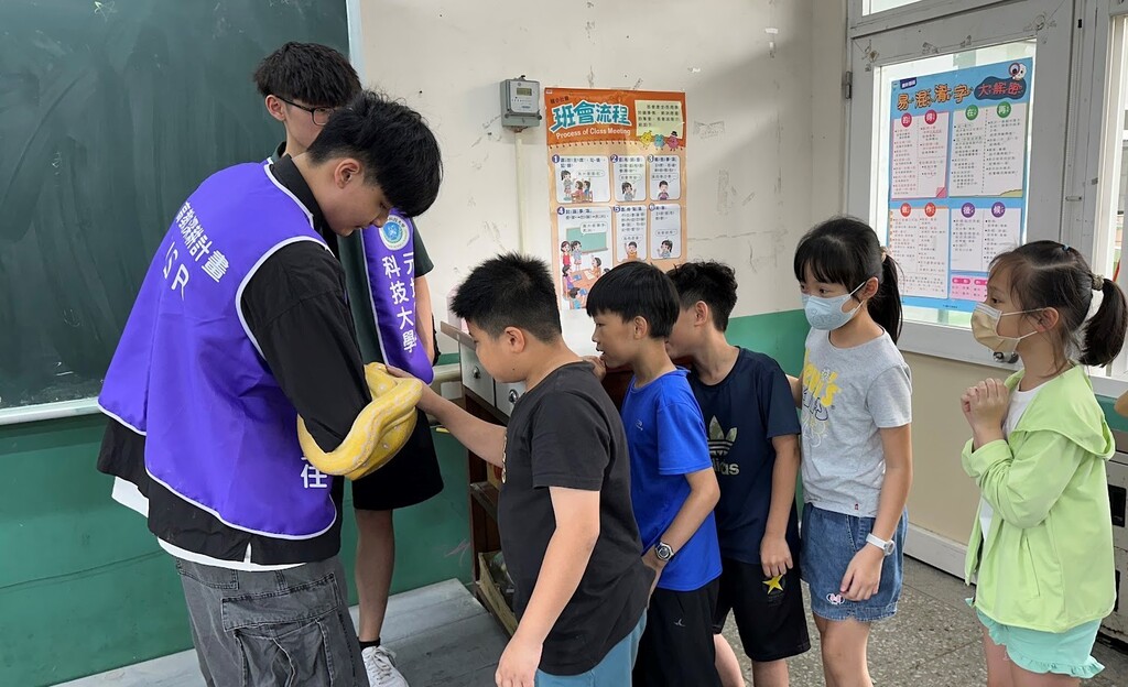 元培寵保系學生分享球蟒照顧經驗,讓國小學童又驚又喜