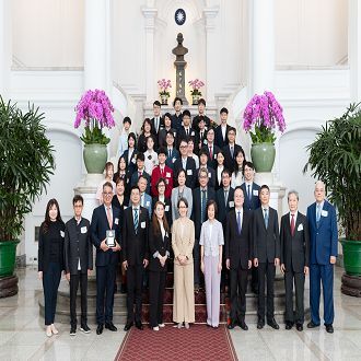 醫學影像暨放射技術系主任賴律翰副教授獲蕭美琴副總統接見圖片
